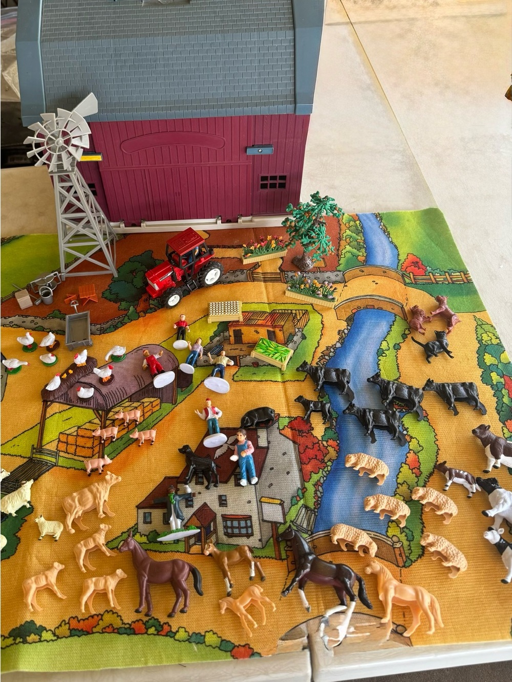 1996 Playset with Red Barn and Farm Animals - Kids Toys - Picture 4 of 8
